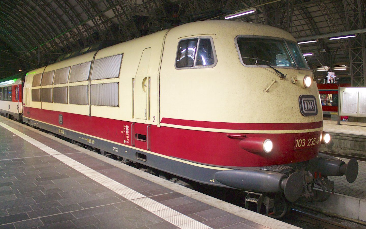103 235 im Frankfurter Hauptbahnhif