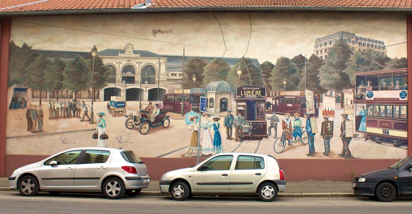 Voyage dans la Ville mit Straßenbahnwerbung für Lumière