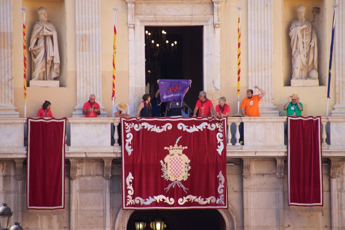 Begoña Floria, Ballesteros und das Demoncràcia-Banner