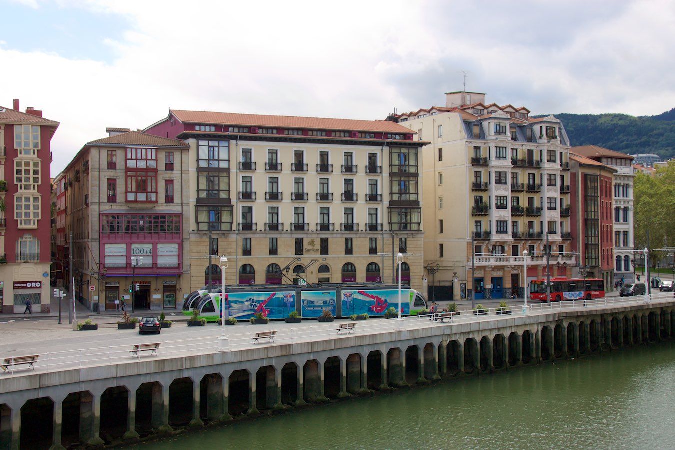 Zwei Straßenbahnen in Bilbao an der Haltestelle Arriaga