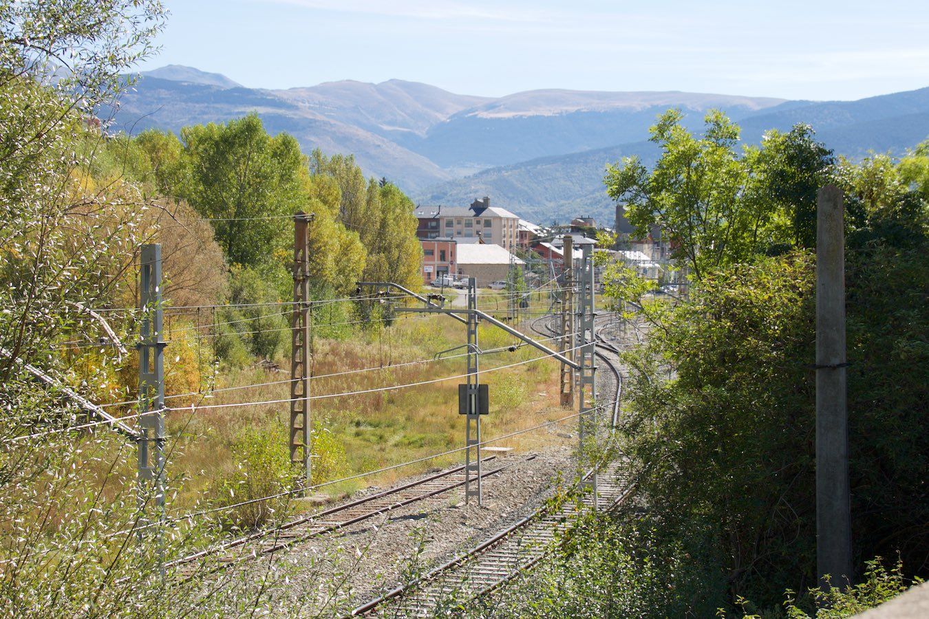 Das Normalspurgleis ist durchtrennt