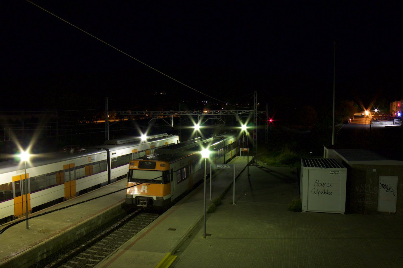 Zwei 447er nachts in Puigcerdà