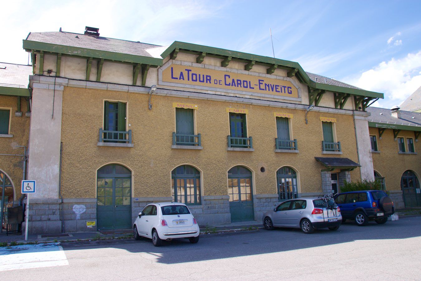 Empfangsgebäude des Bahnhofs La Tour de Carol-Enveitg