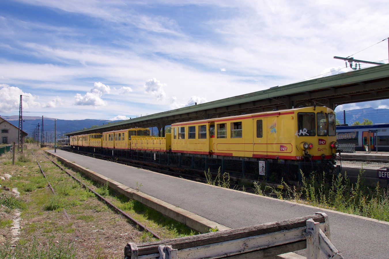 El tren groc im Bahnhof La Tour de Carol