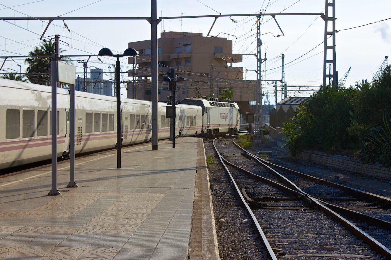 Talgo-Zug bei der Ausfahrt aus Tarragona