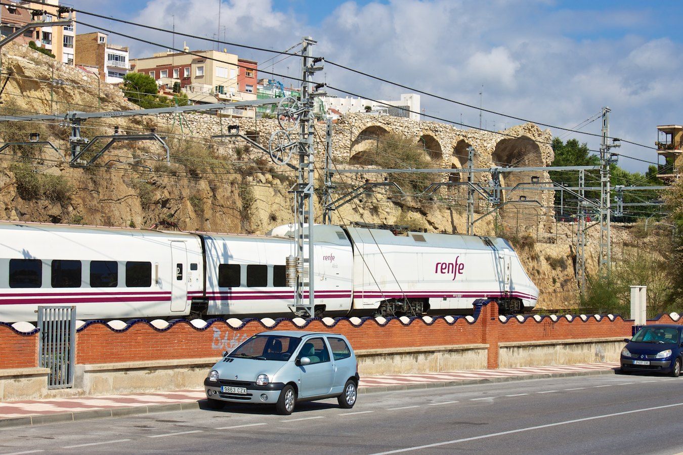 RENFE Baureihe 130 vor dem Amphitheater in Tarragona