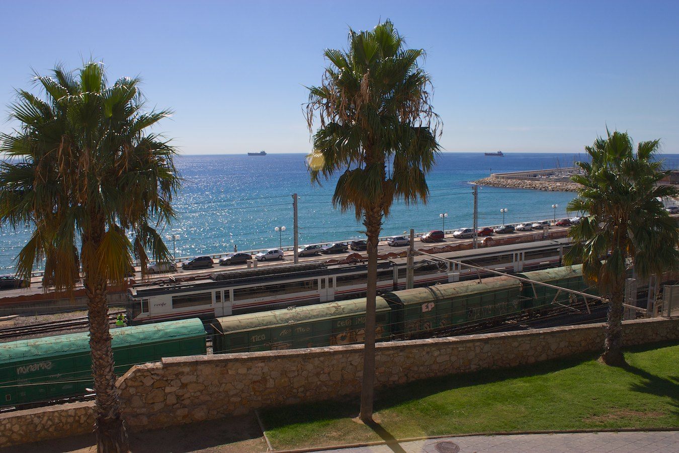 RENFE Baureihe 470 und Güterzug bei der Ausfahrt aus Tarragona