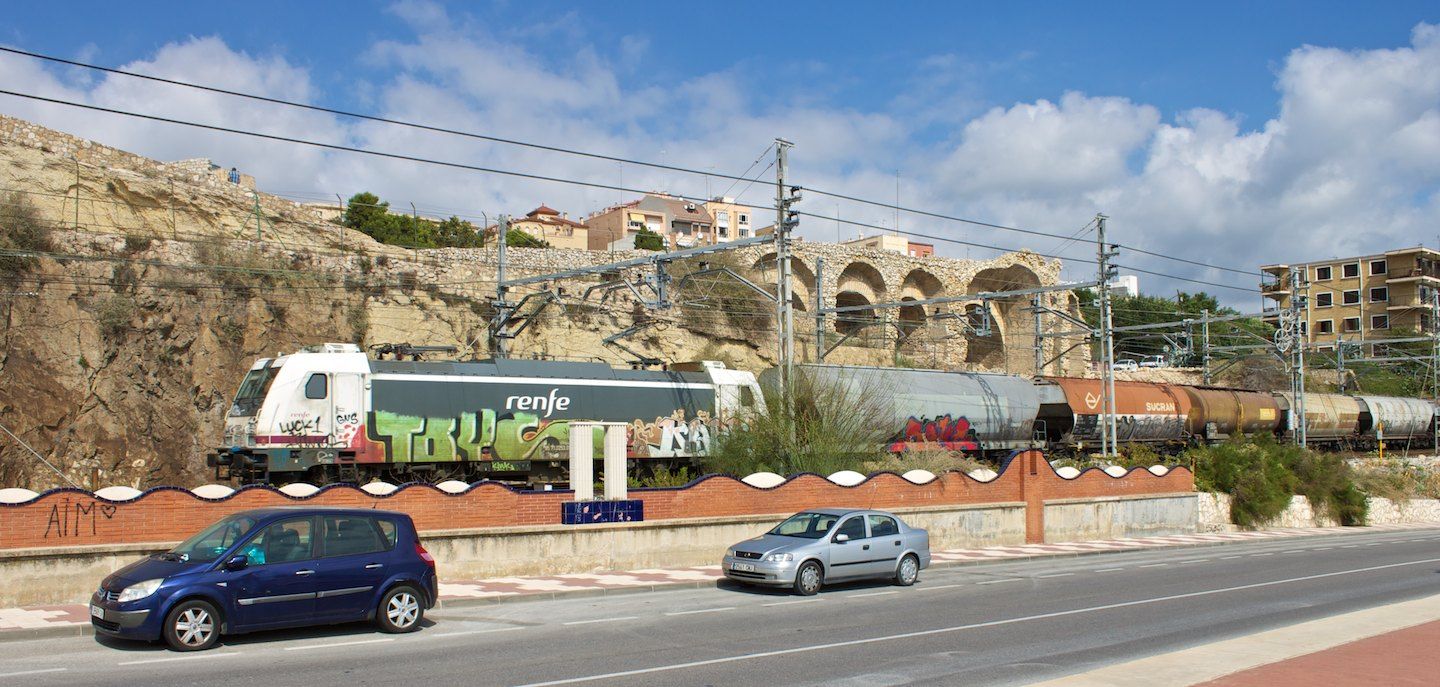 RENFE 253 mit Kesselwagen vor dem Amphitheater in Tarragona