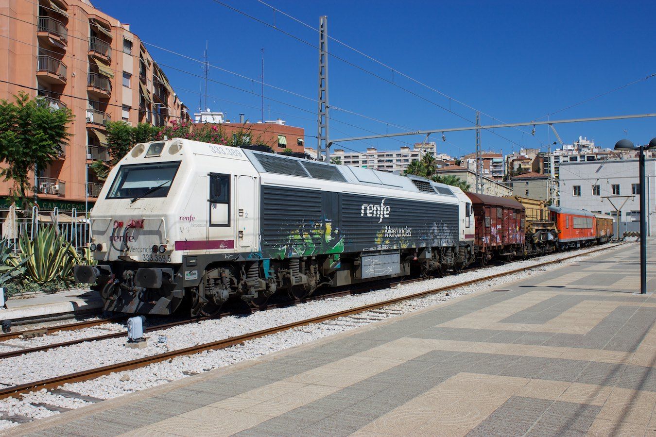 RENFE Baureihe 333 mit Hilfszug in Tarragona