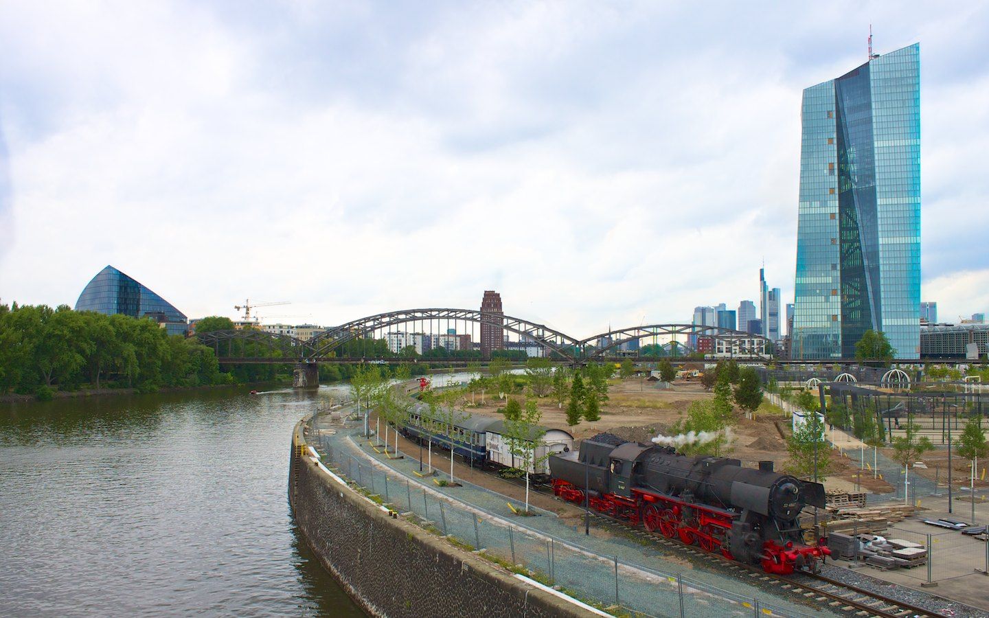Zug der Historischen Eisenbahn Frankfurt bei der neuen EZB