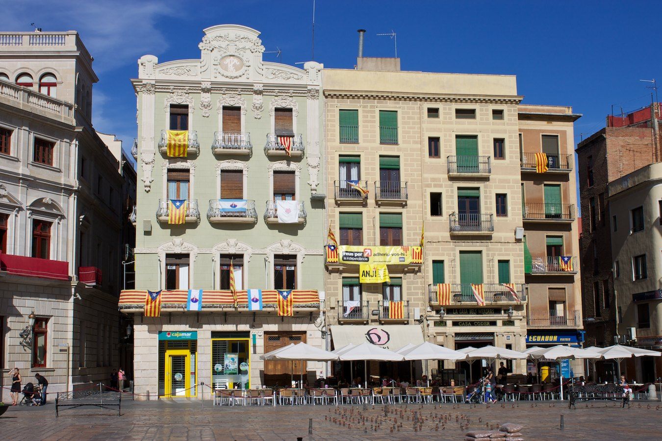 Flaggen der katalanischen Unabhängigkeitsbefürworter am Mercadal in Reus
