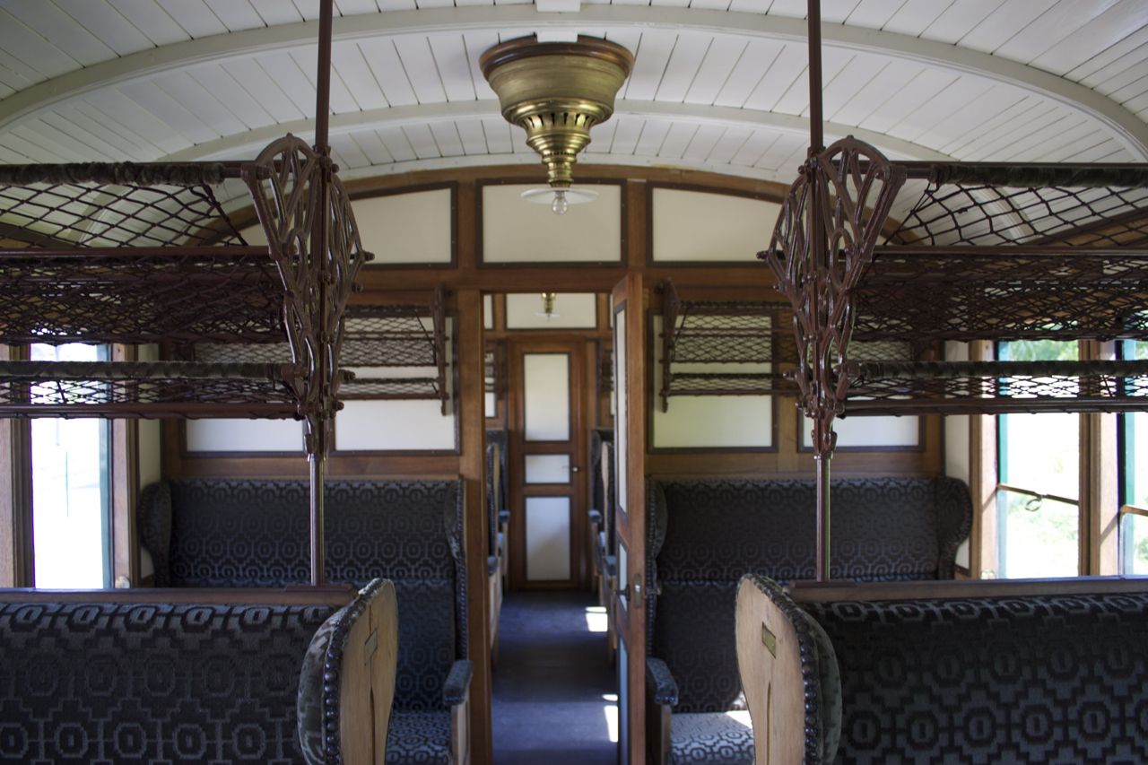 Innenraum eines 1.-Klasse-Wagens des Train 1900