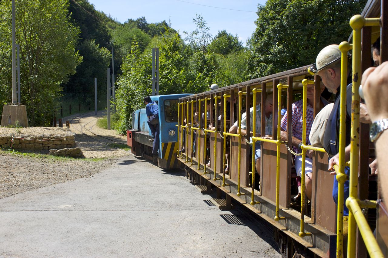 Zug der Minièresbunn mit Diesellok bei Fond-de-Gras