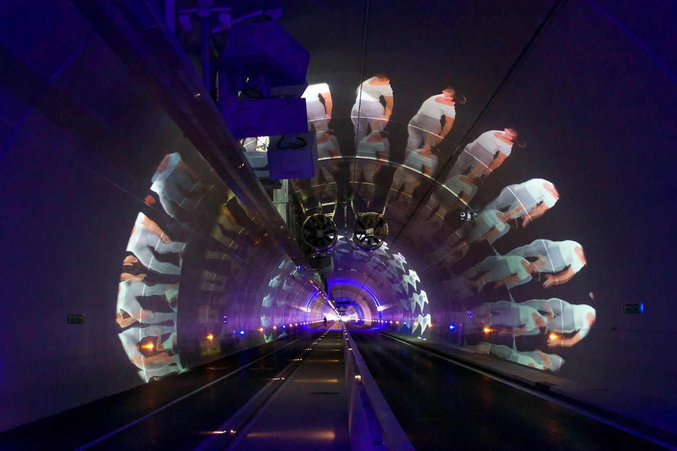 Tanzende Männer im Tunnel