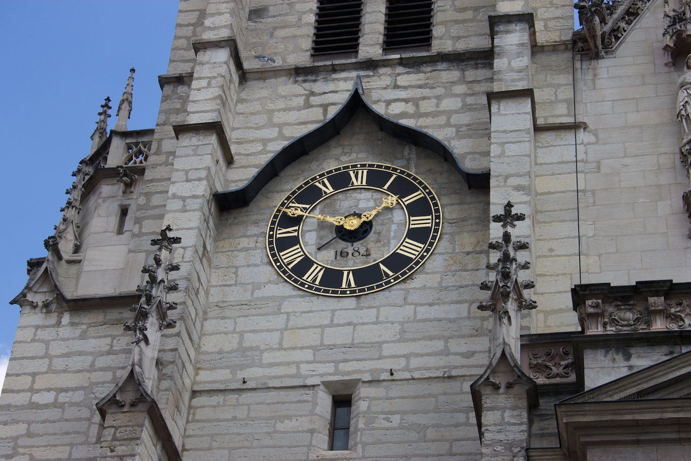 Die Uhr von Saint Nizier zeigt 13:49 Uhr.