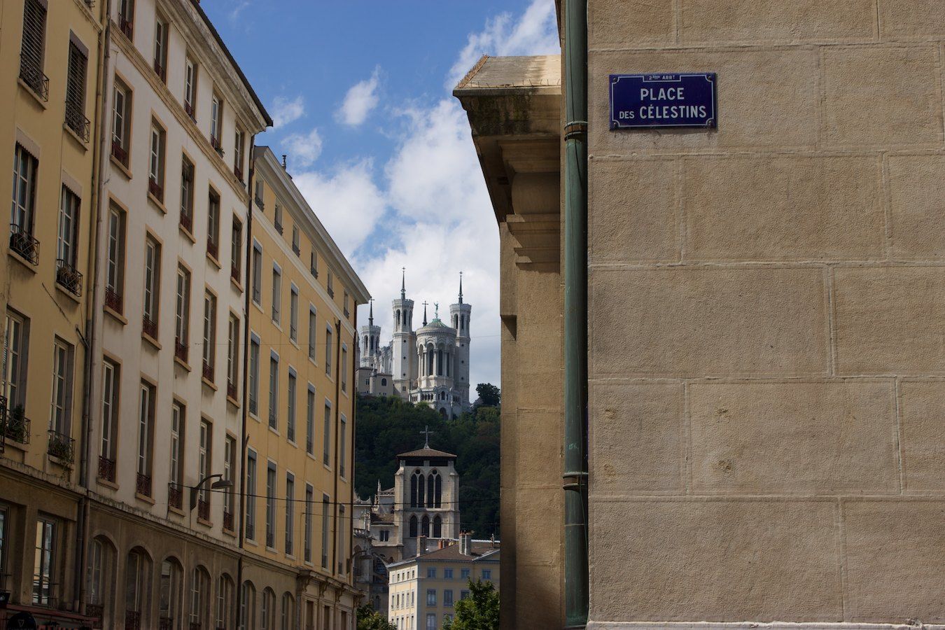 Blick auf die Basilika Notre-Dame de Fourvière vom Place des Célestins