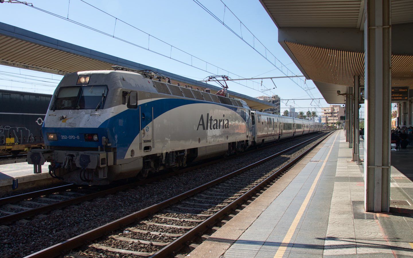RENFE 252 in Altaria-Lackierung im Bahnhof Tarragona