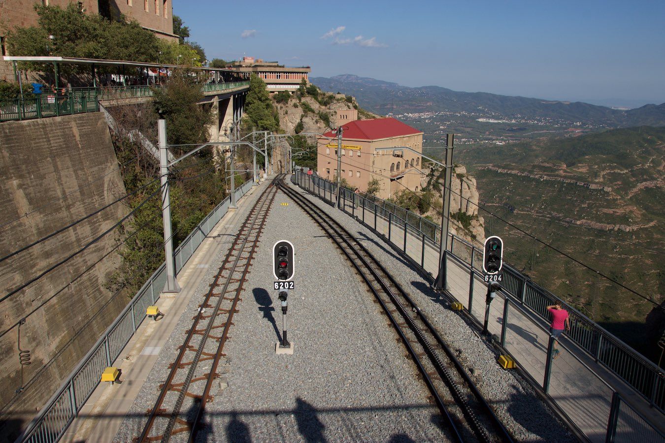 Vordergrund: Ausfahrt der Cremallera, Hintergrund: Bergstation der Aeri