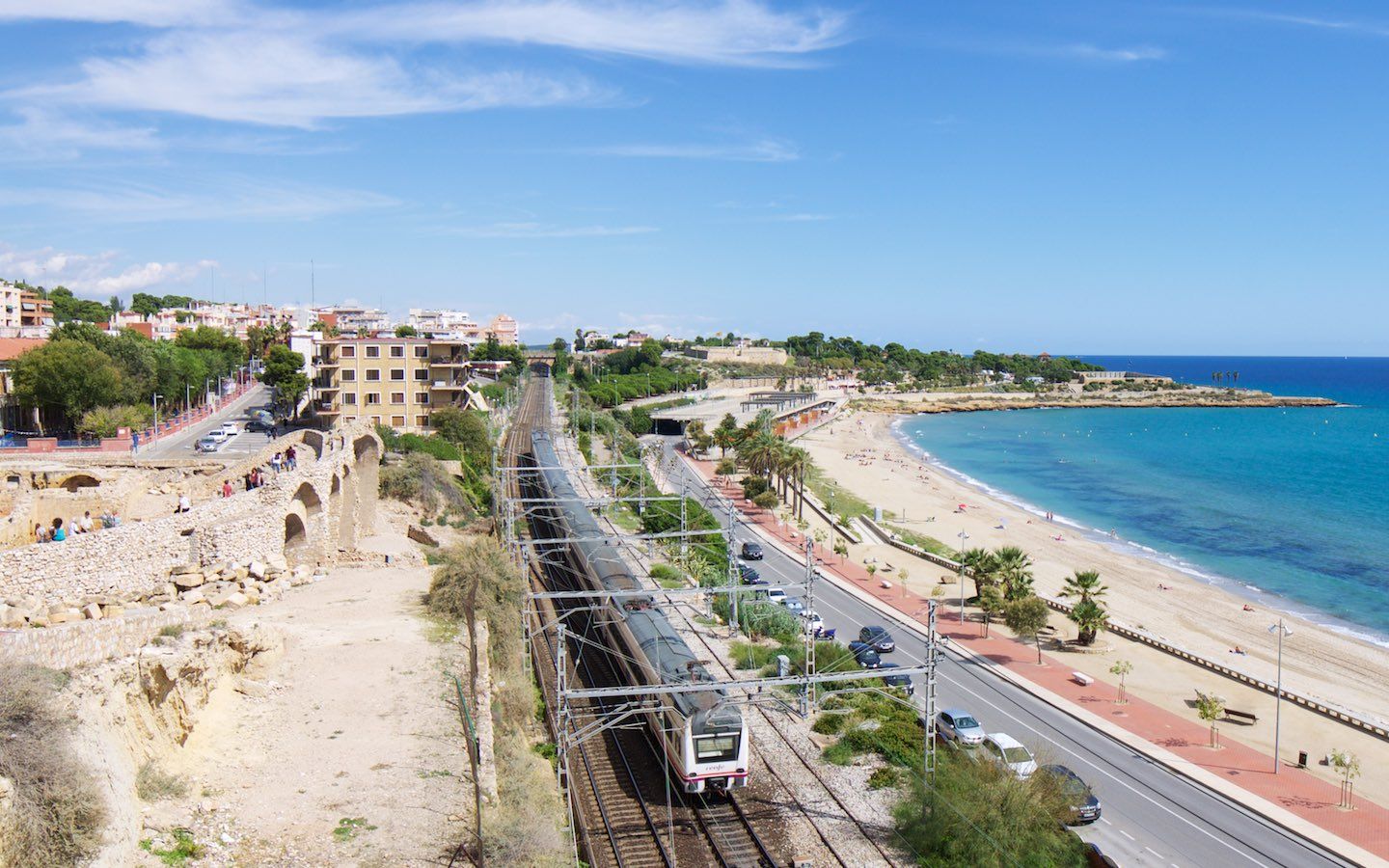 RENFE Baureihe 470 zwischen Amphittheater und Mittelmeer