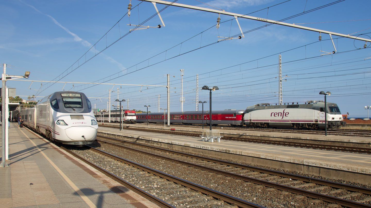Alvia Baureihe 130 (links) und Talgo III RD (rechts)