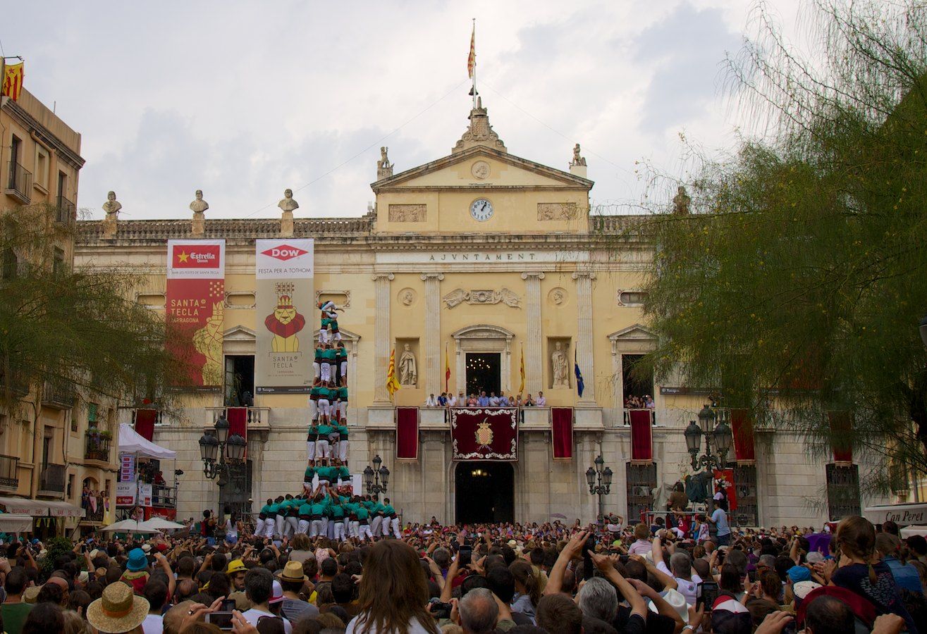 4de9fa der Castellers de Vilafranca (auf dem Plaça de la Font in Tarragona)