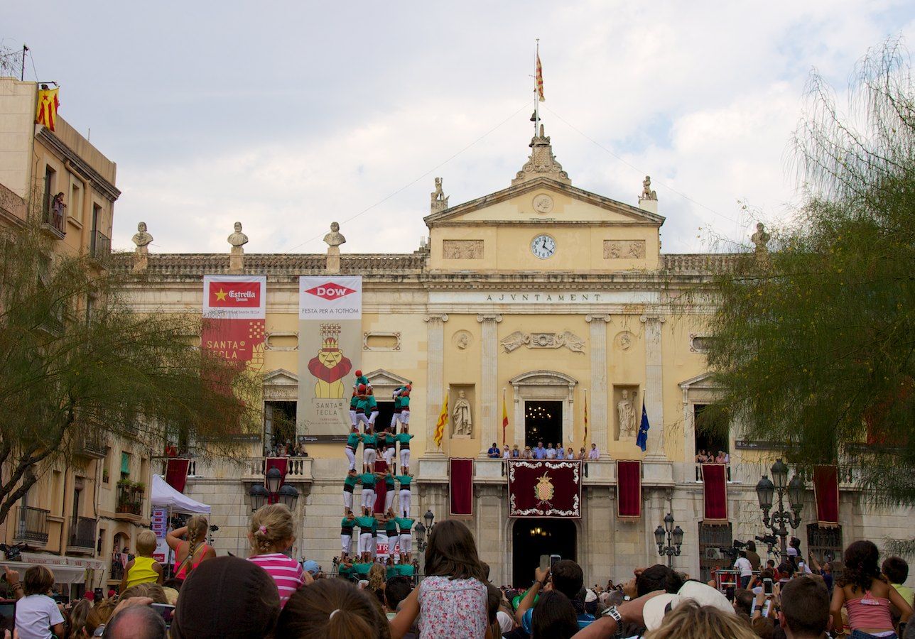 5de8 der Castellers de Vilafranca (auf dem Plaça de la Font in Tarragona)