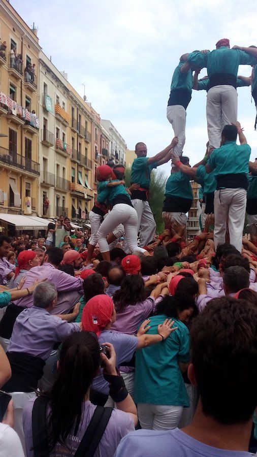 Anke und andere Joves helfen bei der Colla Castellera Sant Pere i Sant Pau in der Pinya