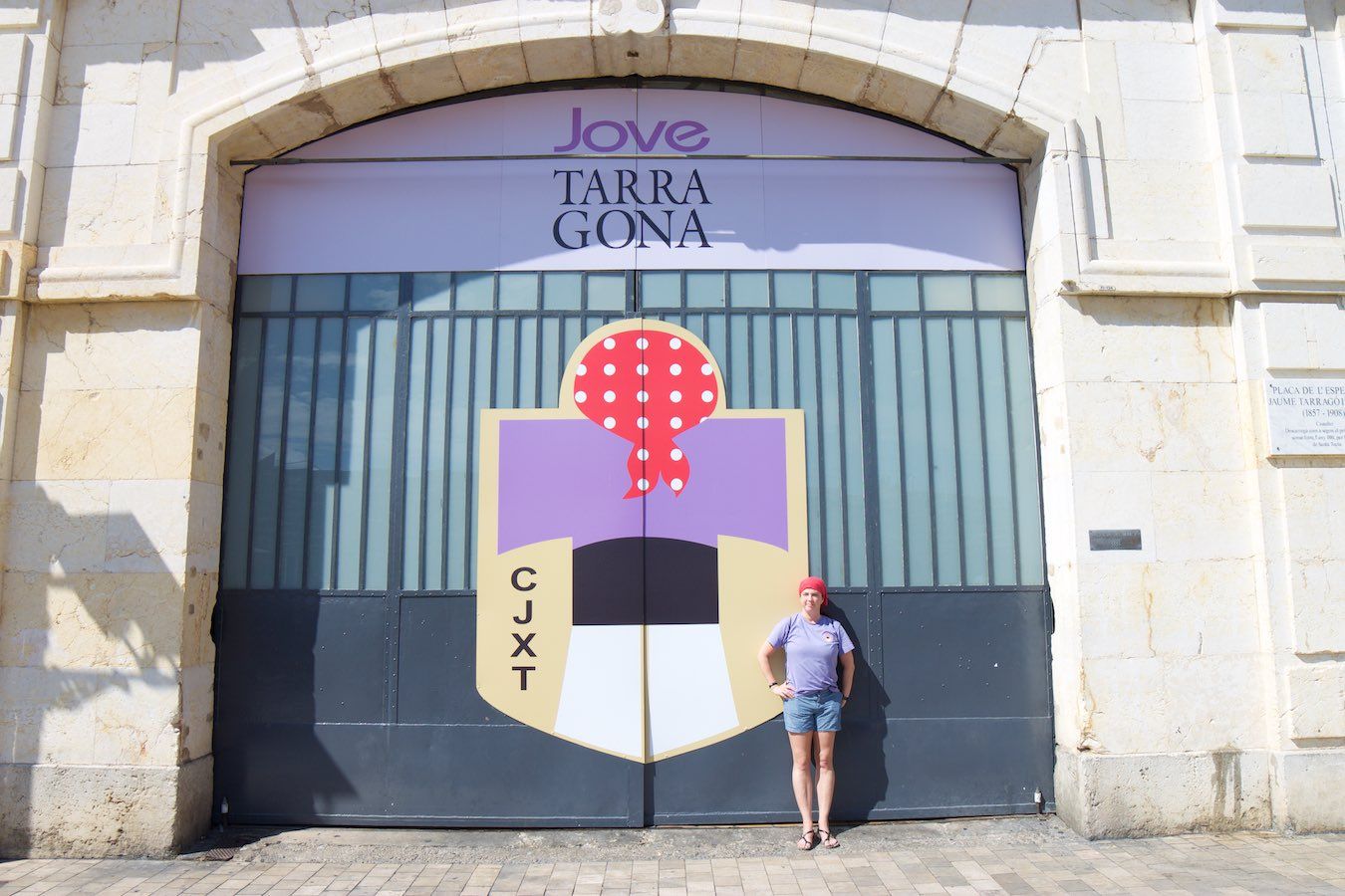 Anke vor dem Lokal der Colla (am Tag danach)