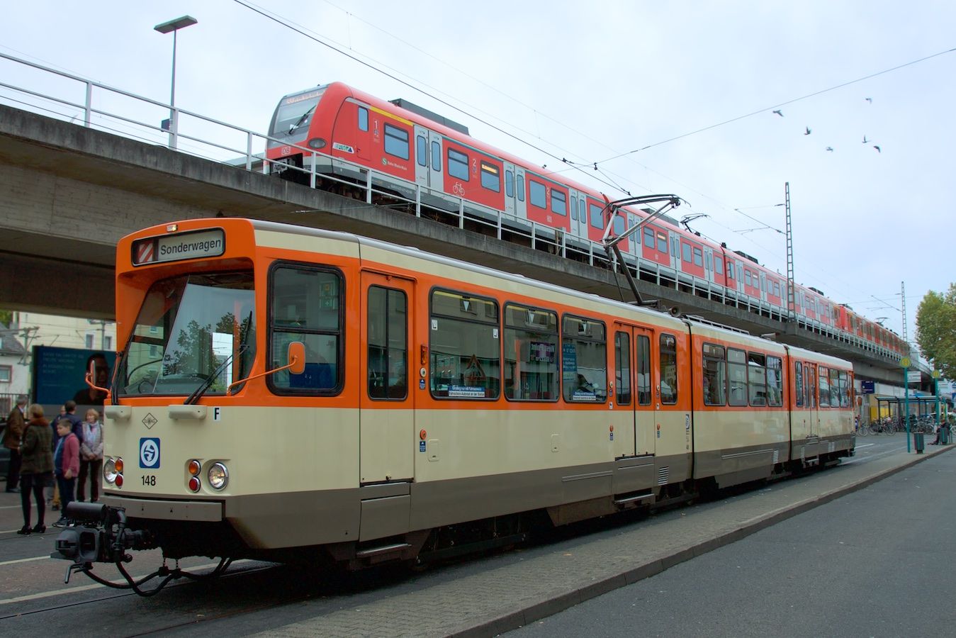 Pt-Wagen und S-Bahn am Westbahnhof