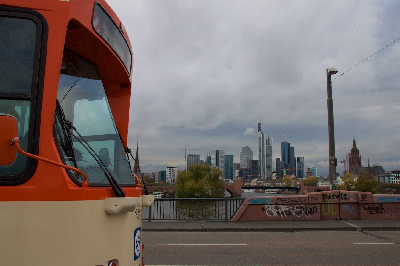 Pt-Wagen vor der Skyline