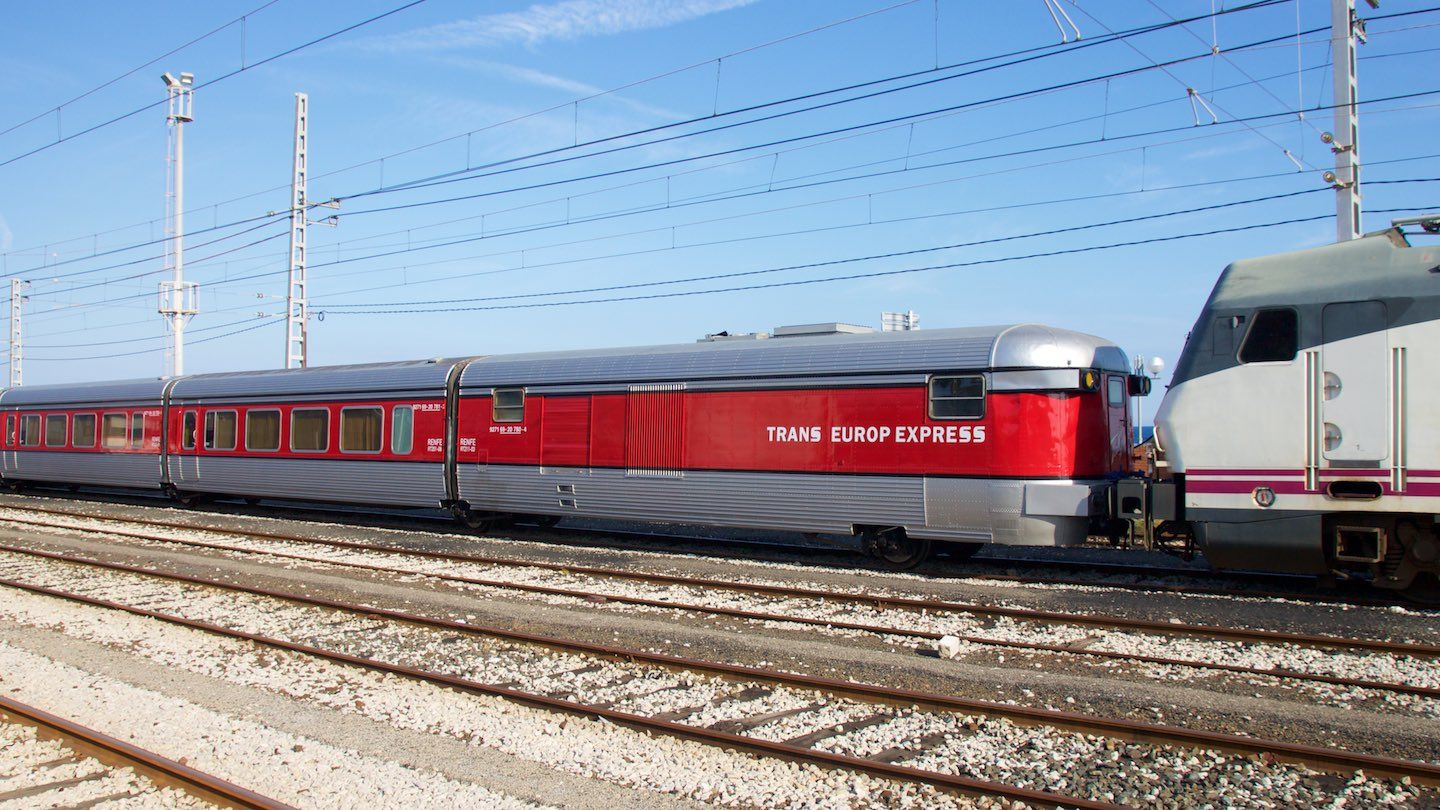 Talgo III RD im Bahnhof Tarragona